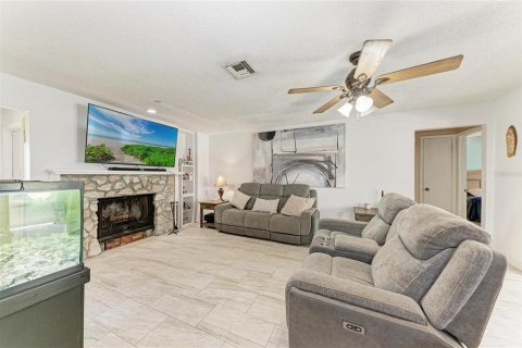 House in Brandon, Florida 3 bedrooms, 150.78 sq.m. № 2379773 - photo 5