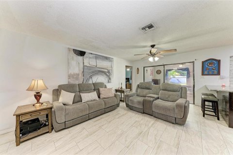 House in Brandon, Florida 3 bedrooms, 150.78 sq.m. № 2379773 - photo 4