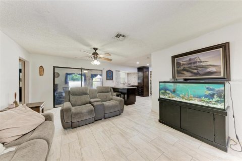 House in Brandon, Florida 3 bedrooms, 150.78 sq.m. № 2379773 - photo 3