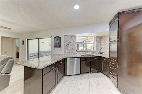 House in Brandon, Florida 3 bedrooms, 150.78 sq.m. № 2379773 - photo 9