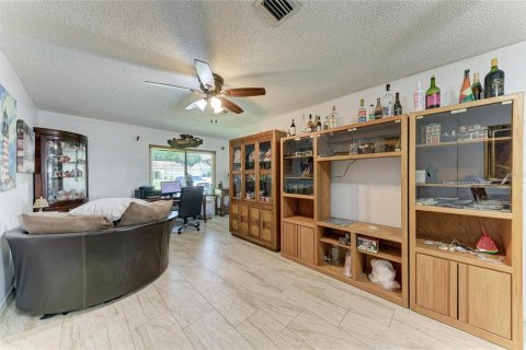 House in Brandon, Florida 3 bedrooms, 150.78 sq.m. № 2379773 - photo 13
