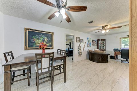 House in Brandon, Florida 3 bedrooms, 150.78 sq.m. № 2379773 - photo 12