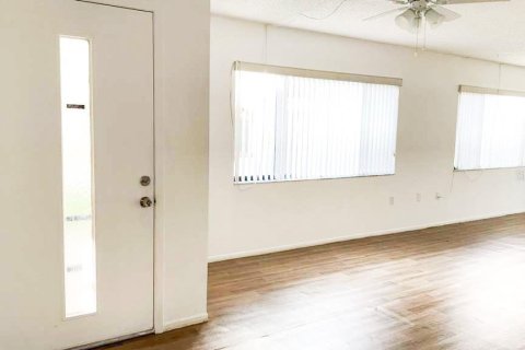 Купить кондоминиум в Гудзон, Флорида 8 комнат, 106.28м2, № 2232476 - фото 11