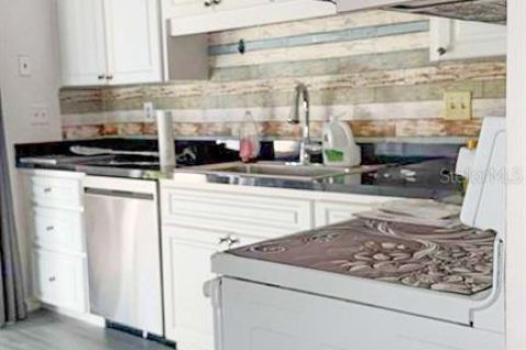 Купить кондоминиум в Гудзон, Флорида 8 комнат, 106.28м2, № 2232476 - фото 29