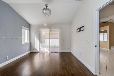 Снять в аренду виллу или дом в Уэстон, Флорида 3 спальни, 144.18м2, № 2043505 - фото 4