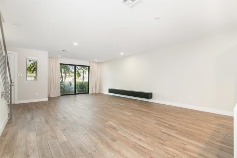Townhouse in West Palm Beach, Florida 3 bedrooms, 210.14 sq.m. № 2382862 - photo 5