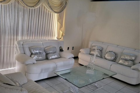 House in Hialeah, Florida 3 bedrooms, 146.32 sq.m. № 2077026 - photo 6