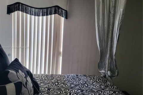 House in Hialeah, Florida 3 bedrooms, 146.32 sq.m. № 2077026 - photo 27