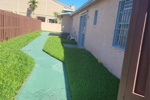 House in Hialeah, Florida 3 bedrooms, 146.32 sq.m. № 2077026 - photo 2