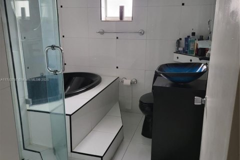 House in Hialeah, Florida 3 bedrooms, 146.32 sq.m. № 2077026 - photo 15