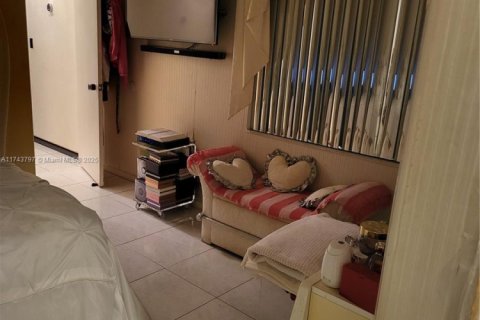 House in Hialeah, Florida 3 bedrooms, 146.32 sq.m. № 2077026 - photo 24