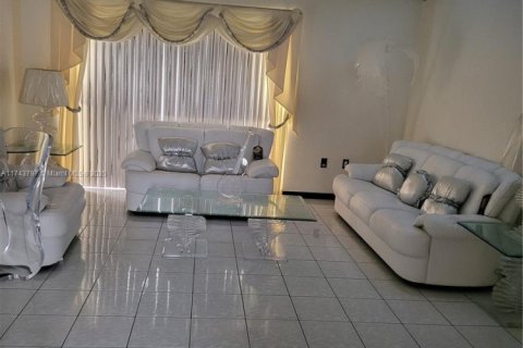 House in Hialeah, Florida 3 bedrooms, 146.32 sq.m. № 2077026 - photo 13