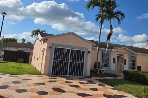 House in Hialeah, Florida 3 bedrooms, 146.32 sq.m. № 2077026 - photo 1