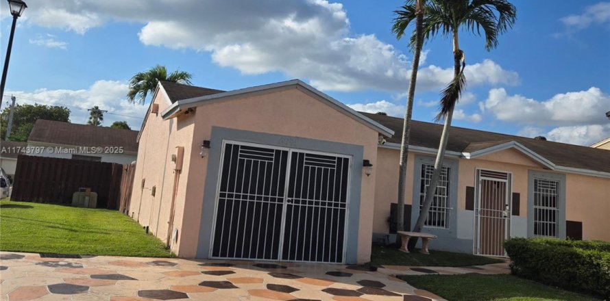 House in Hialeah, Florida 3 bedrooms, 146.32 sq.m. № 2077026