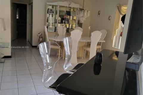 House in Hialeah, Florida 3 bedrooms, 146.32 sq.m. № 2077026 - photo 7