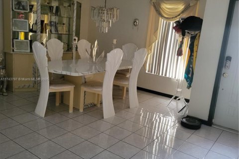 House in Hialeah, Florida 3 bedrooms, 146.32 sq.m. № 2077026 - photo 12