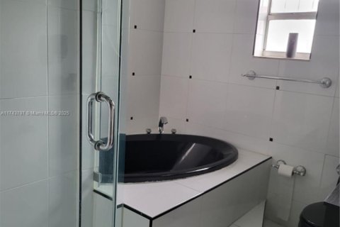 House in Hialeah, Florida 3 bedrooms, 146.32 sq.m. № 2077026 - photo 19