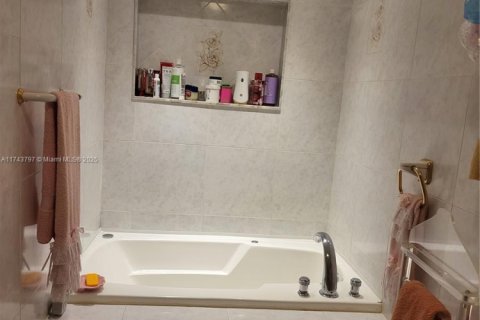 House in Hialeah, Florida 3 bedrooms, 146.32 sq.m. № 2077026 - photo 11