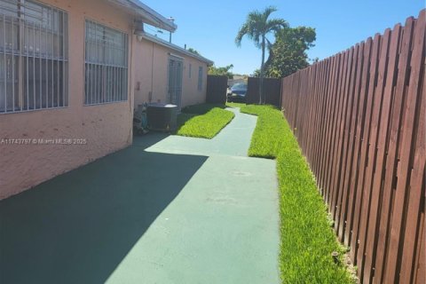 House in Hialeah, Florida 3 bedrooms, 146.32 sq.m. № 2077026 - photo 3