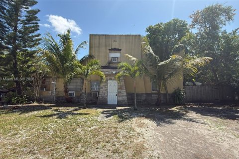 House in Opa-locka, Florida 4 bedrooms, 272.85 sq.m. № 1953320 - photo 1