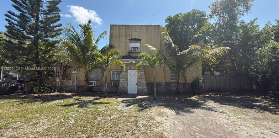 House in Opa-locka, Florida 4 bedrooms, 272.85 sq.m. № 1953320