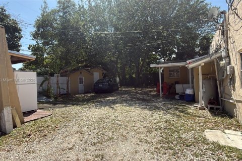 House in Opa-locka, Florida 4 bedrooms, 272.85 sq.m. № 1953320 - photo 7