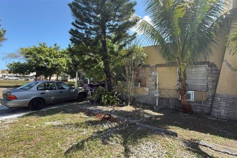 House in Opa-locka, Florida 4 bedrooms, 272.85 sq.m. № 1953320 - photo 5