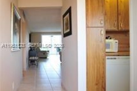 Condo in Dania Beach, Florida, 2 bedrooms  № 2006878 - photo 6