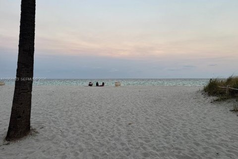 Condo in Dania Beach, Florida, 2 bedrooms  № 2006878 - photo 12