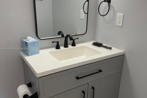 Condo in Dania Beach, Florida, 2 bedrooms  № 2006878 - photo 14