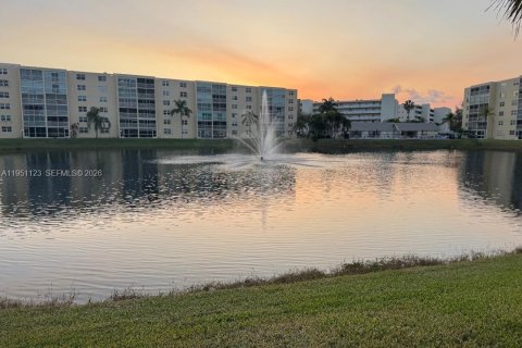Condo in Dania Beach, Florida, 2 bedrooms  № 2006878 - photo 11