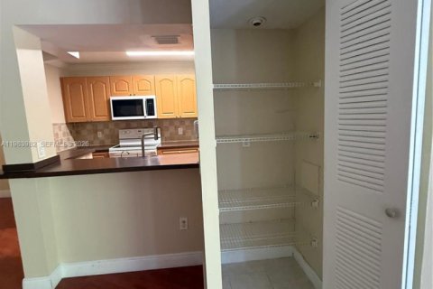 Купить кондоминиум в Хайалиа, Флорида 2 спальни, 89.19м2, № 2048481 - фото 2