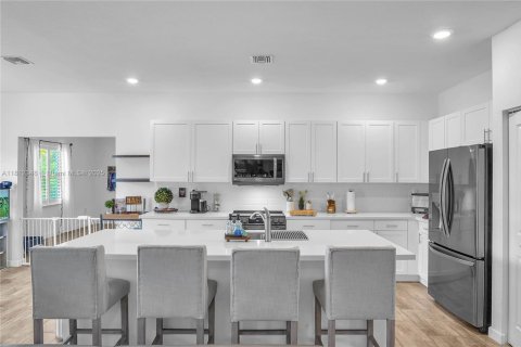 Villa ou maison à vendre à Miami, Floride: 4 chambres, 260.5 m2 № 1758814 - photo 8