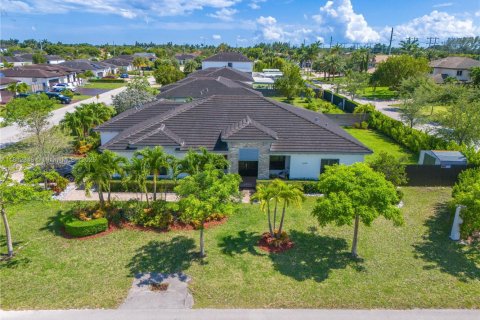 Villa ou maison à vendre à Miami, Floride: 4 chambres, 260.5 m2 № 1758814 - photo 1