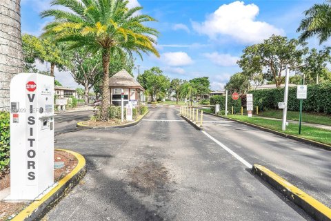 Купить кондоминиум в Тамарак, Флорида 1 спальня, 58.25м2, № 2005490 - фото 2