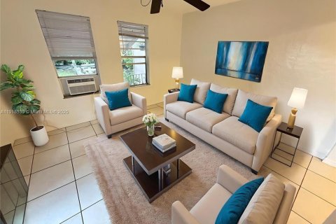 Villa ou maison à louer à Hollywood, Floride: 1 chambre, 100.89 m2 № 1973232 - photo 1