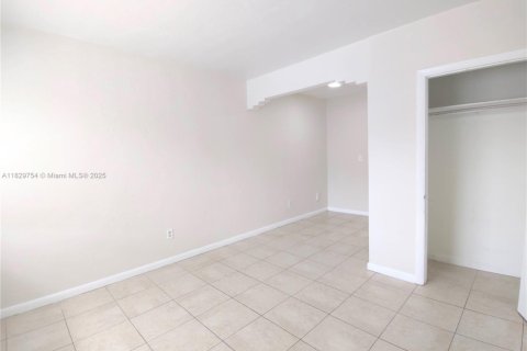 Villa ou maison à louer à Miami, Floride: 437.76 m2 № 1802643 - photo 2