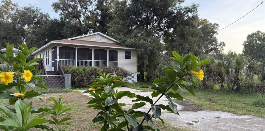 House in Zephyrhills, Florida 3 bedrooms, 117.8 sq.m. № 2231472
