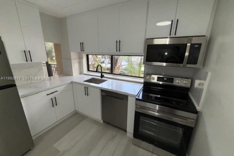 Condominio en alquiler en Sunny Isles Beach, Florida, 1 dormitorio, 71.26 m2 № 2055516 - foto 12