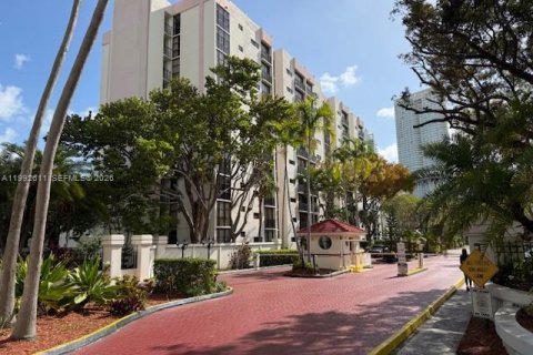 Condominio en alquiler en Sunny Isles Beach, Florida, 1 dormitorio, 71.26 m2 № 2055516 - foto 2