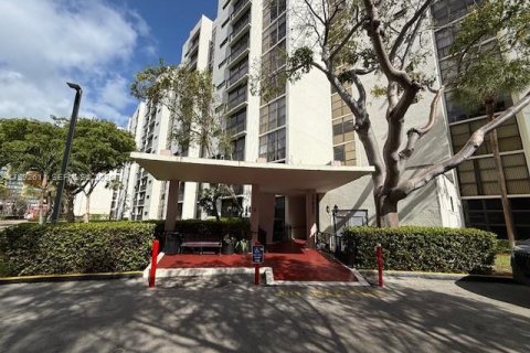 Condominio en alquiler en Sunny Isles Beach, Florida, 1 dormitorio, 71.26 m2 № 2055516 - foto 3