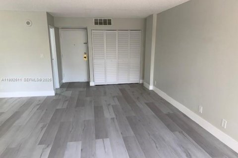 Condominio en alquiler en Sunny Isles Beach, Florida, 1 dormitorio, 71.26 m2 № 2055516 - foto 10