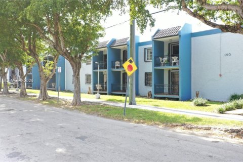 Снять в аренду кондоминиум в Майами, Флорида 2 спальни, 72м2, № 2065212 - фото 24