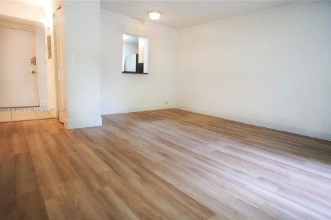 Condo in Miami, Florida, 1 bedroom  № 1889390 - photo 3