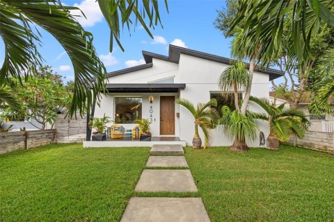Villa ou maison à Saint Petersburg, Floride 3 chambres, 174.75 m2 № 2329805