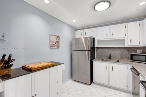 Condo in Hallandale Beach, Florida, 1 bedroom  № 1805933 - photo 14