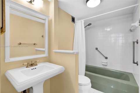 Condo in Hallandale Beach, Florida, 1 bedroom  № 1805933 - photo 10