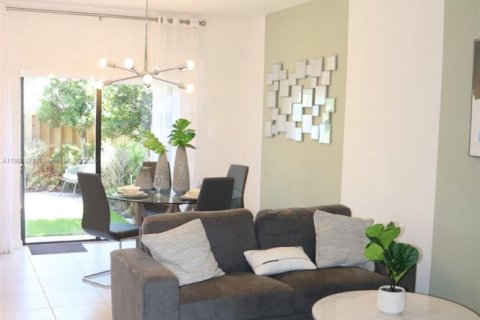 Купить виллу или дом в Хомстед, Флорида 4 спальни, 137.77м2, № 1967786 - фото 3