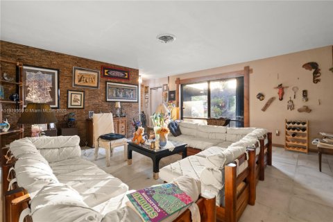 Villa ou maison à vendre à Miami, Floride: 4 chambres, 173.26 m2 № 1975165 - photo 13