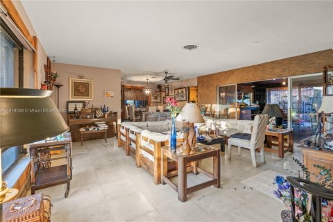 Villa ou maison à vendre à Miami, Floride: 4 chambres, 173.26 m2 № 1975165 - photo 11